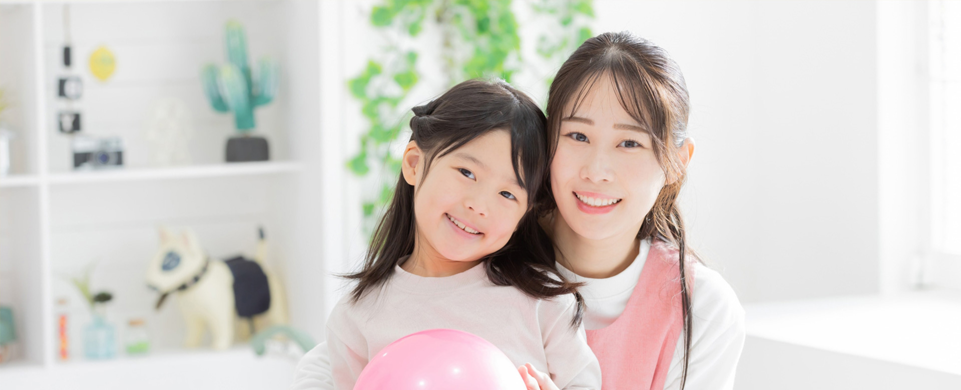 保育士と子供の笑顔